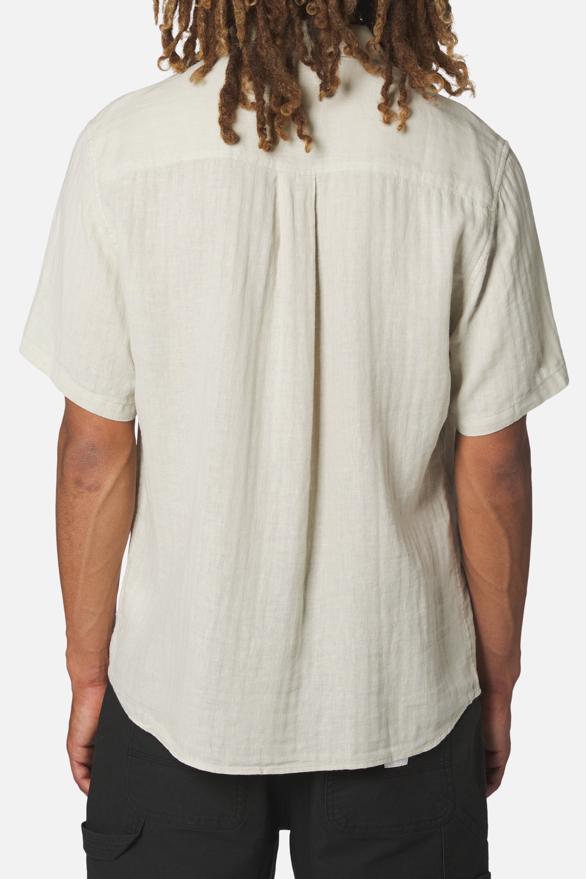 Alan Solid SS Shirt Mineral Gray - Modelo Espalda