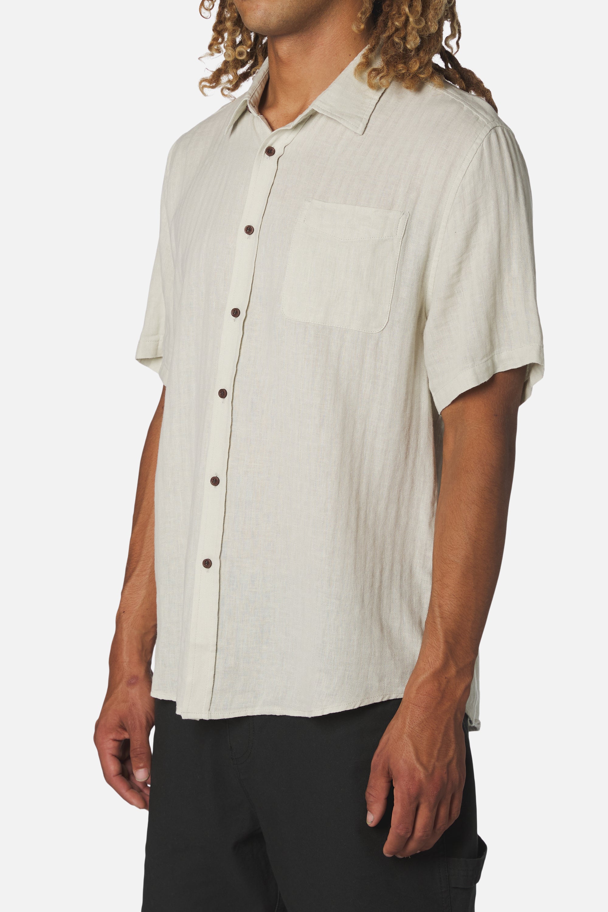 Alan Solid SS Shirt Mineral Gray - Modelo Lateral