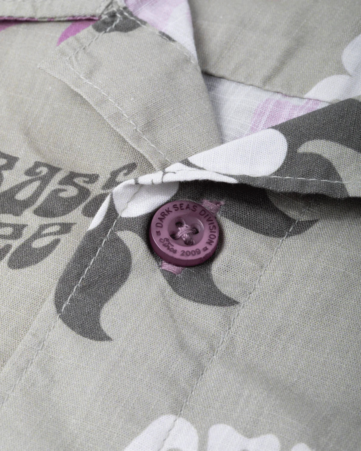 Camisa Mar Vista Dark Seas - Detalle de botones Moss
