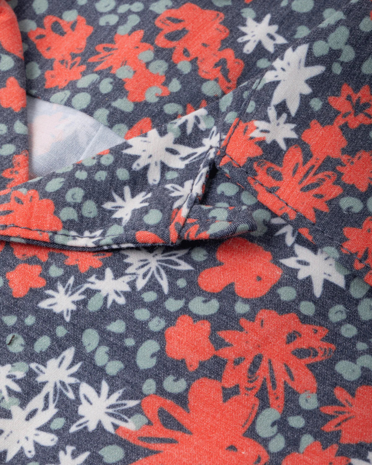 Camisa Wilhart Dark Seas - Detalle de botones Navy/Red
