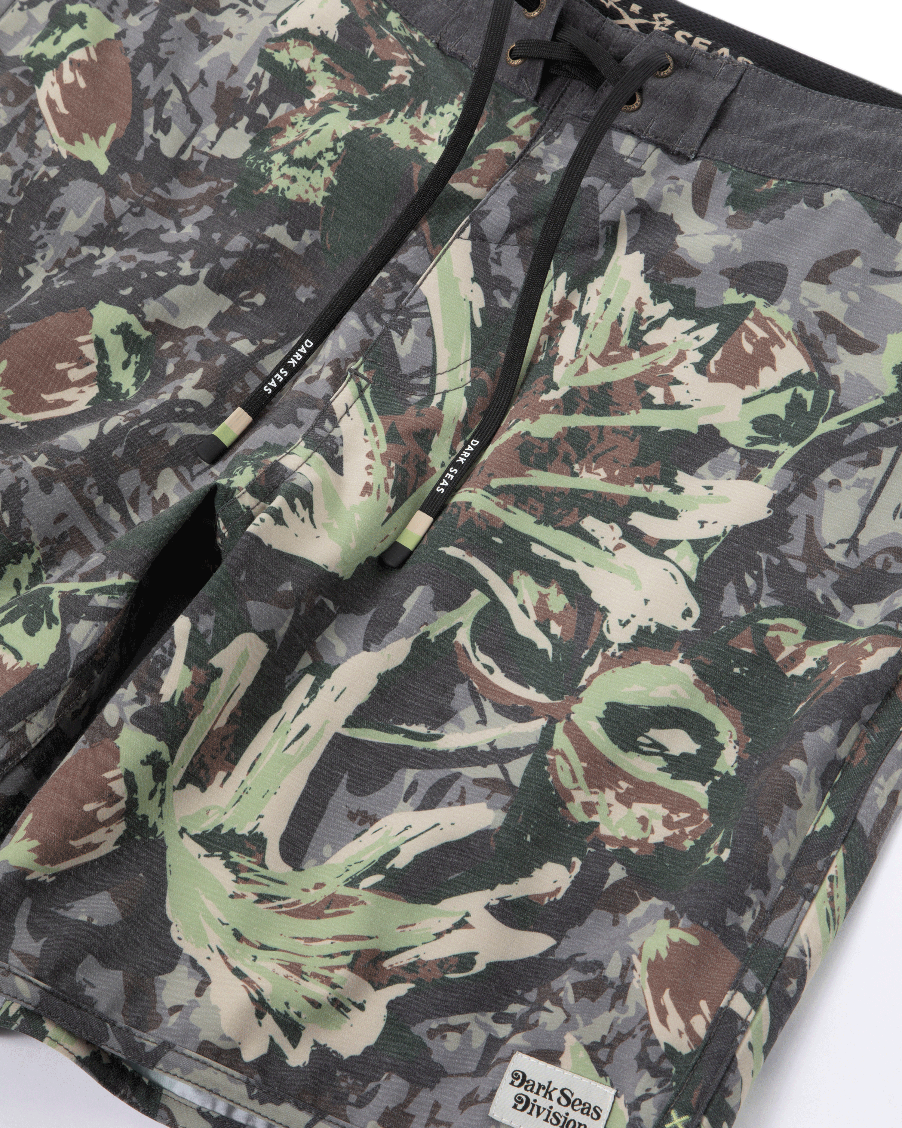 Dark Seas Division — lifestyle surfista playa atardecer